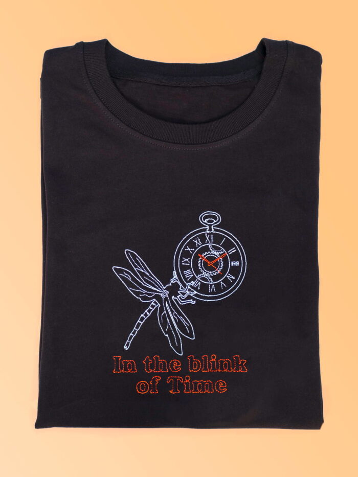 in the blink of time t shirt noir brodé libellule et horloge